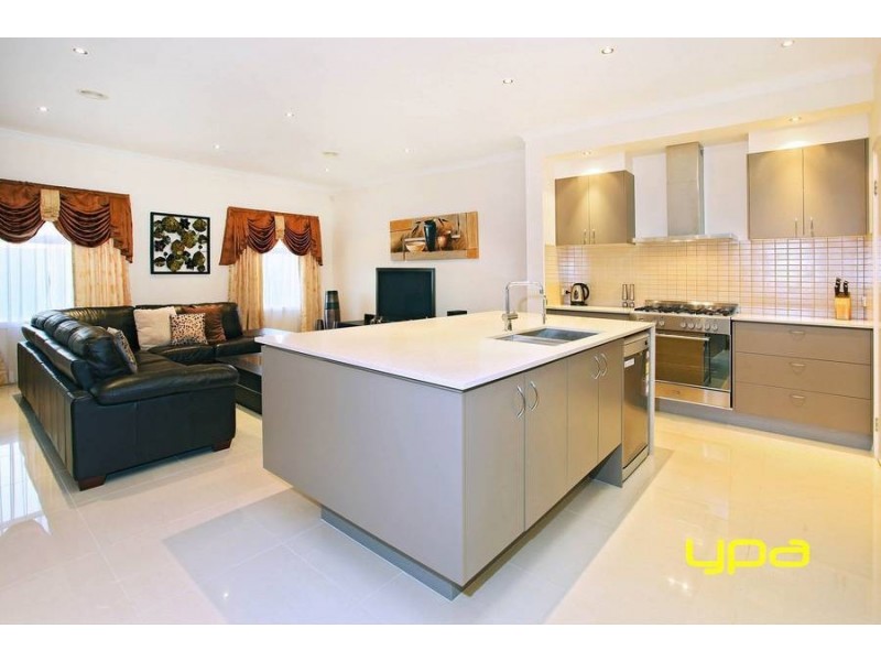 2 Ridgegreen View, Caroline Springs VIC 3023