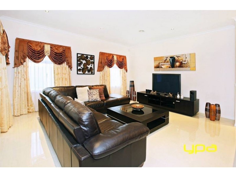 2 Ridgegreen View, Caroline Springs VIC 3023