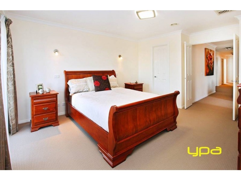 2 Ridgegreen View, Caroline Springs VIC 3023