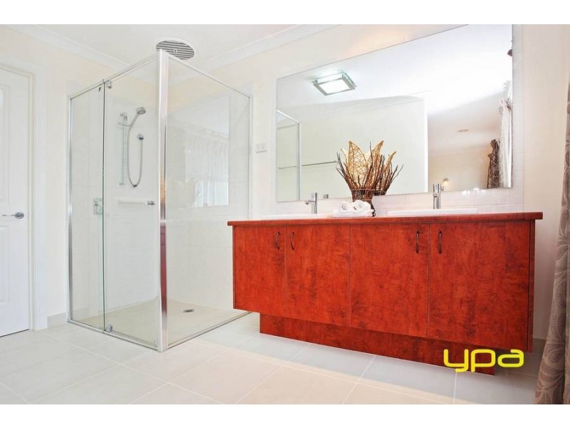 2 Ridgegreen View, Caroline Springs VIC 3023