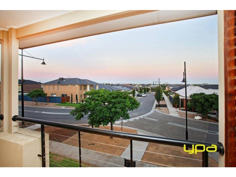 2 Ridgegreen View, Caroline Springs VIC 3023