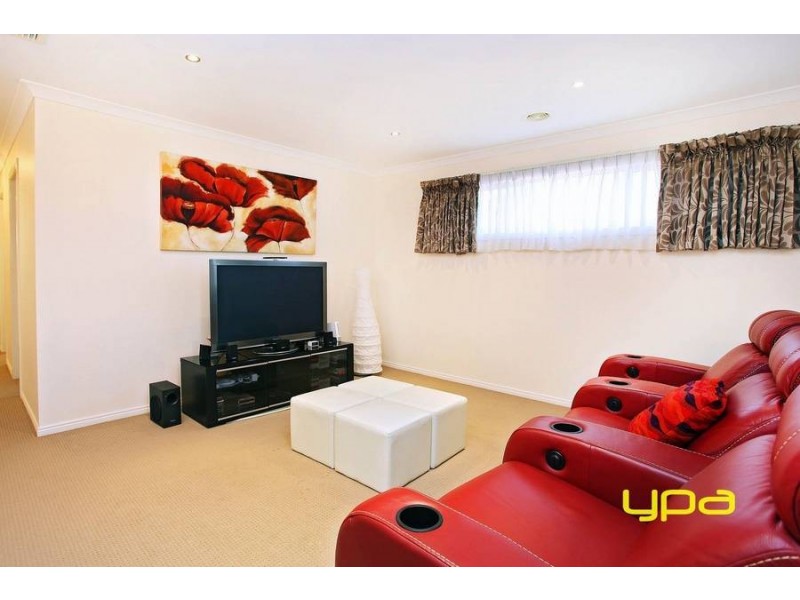 2 Ridgegreen View, Caroline Springs VIC 3023