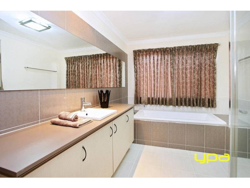 2 Ridgegreen View, Caroline Springs VIC 3023