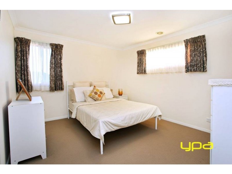 2 Ridgegreen View, Caroline Springs VIC 3023