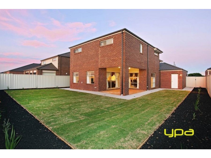 2 Ridgegreen View, Caroline Springs VIC 3023