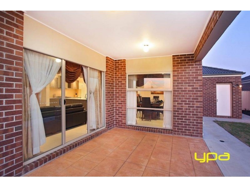 2 Ridgegreen View, Caroline Springs VIC 3023