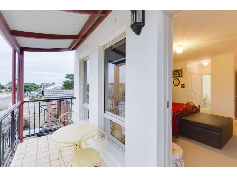 2 Alderstead Place, Caroline Springs VIC 3023