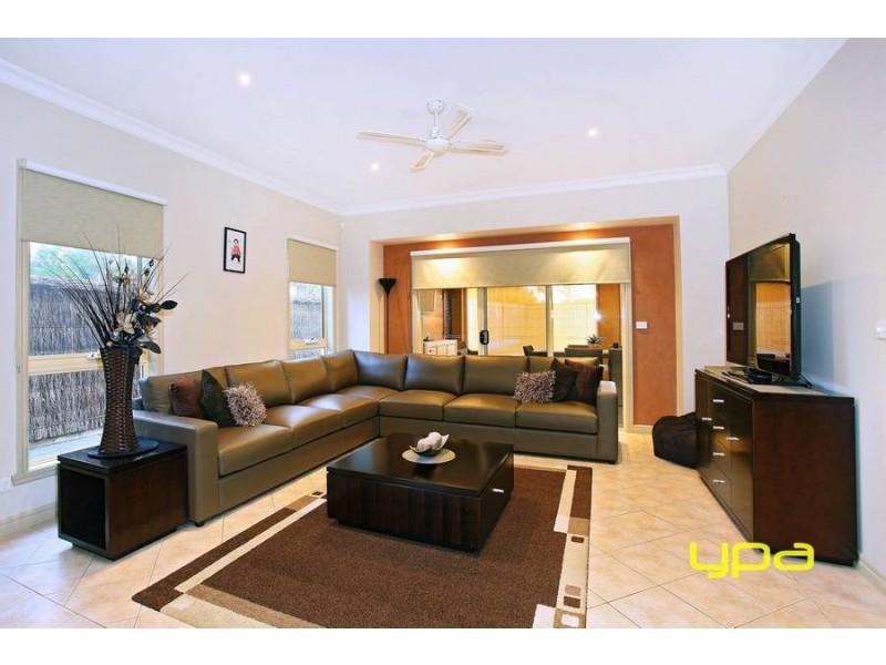 4 Rosslyn Cove, Caroline Springs VIC 3023