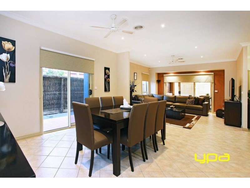 4 Rosslyn Cove, Caroline Springs VIC 3023