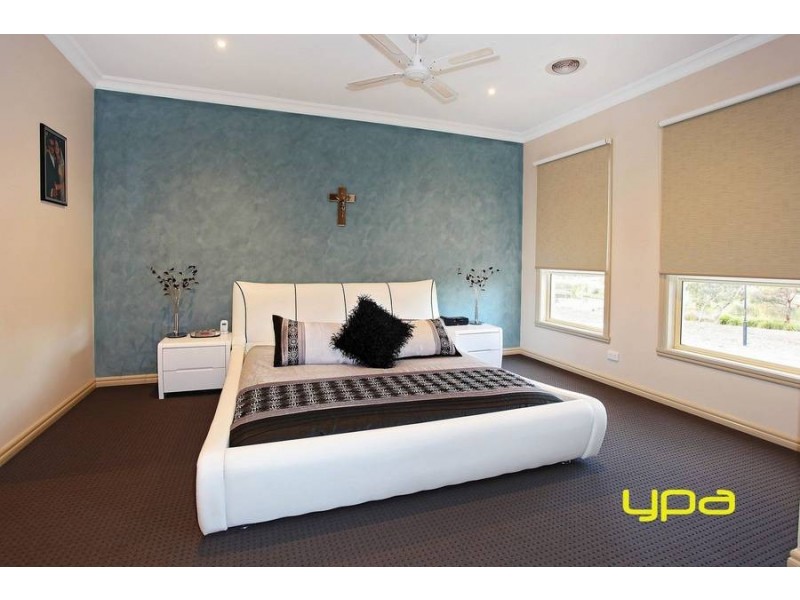 4 Rosslyn Cove, Caroline Springs VIC 3023