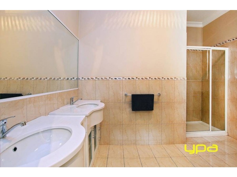 4 Rosslyn Cove, Caroline Springs VIC 3023