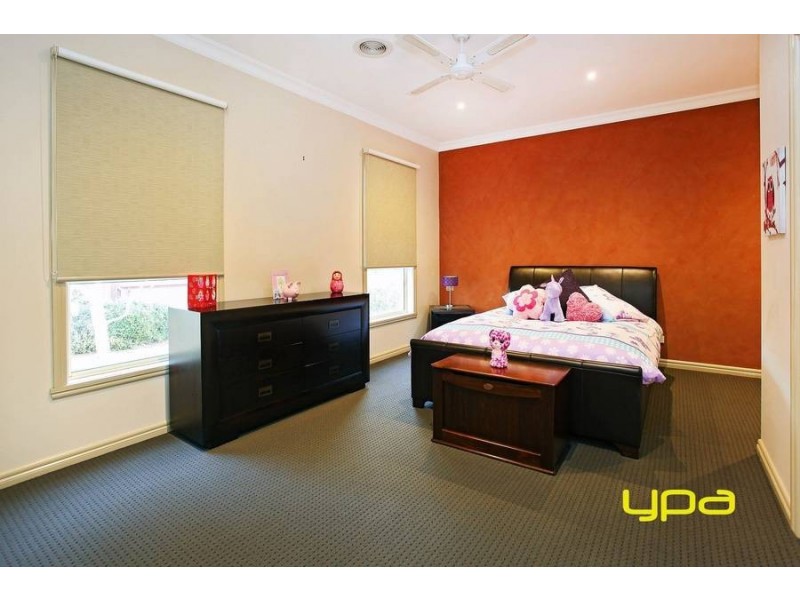 4 Rosslyn Cove, Caroline Springs VIC 3023