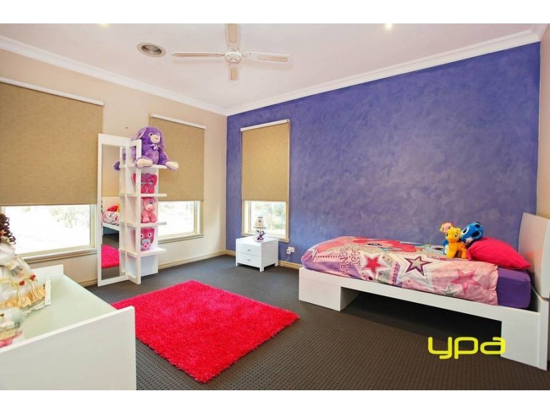 4 Rosslyn Cove, Caroline Springs VIC 3023