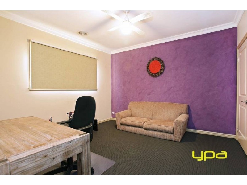 4 Rosslyn Cove, Caroline Springs VIC 3023