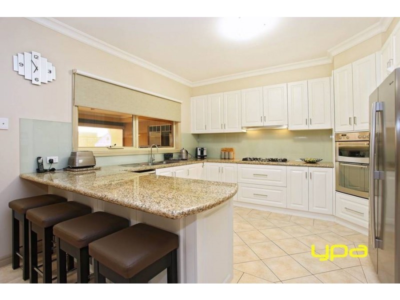 4 Rosslyn Cove, Caroline Springs VIC 3023