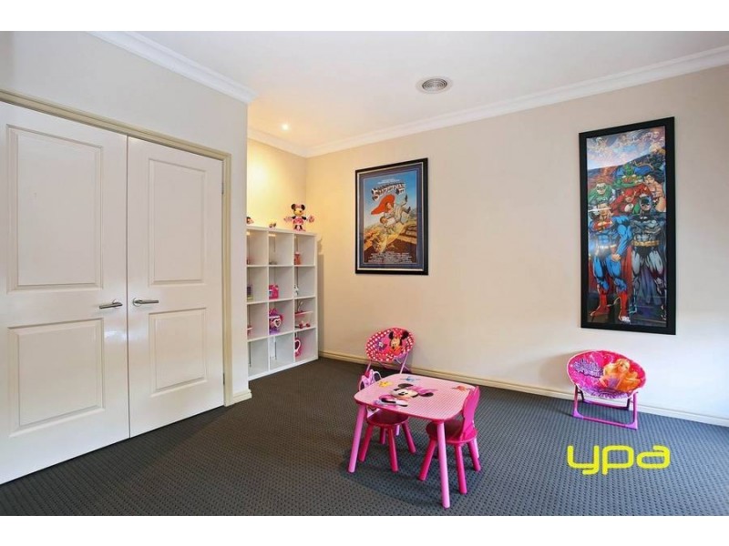 4 Rosslyn Cove, Caroline Springs VIC 3023