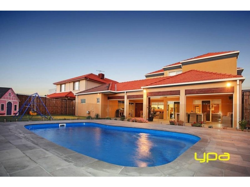 4 Rosslyn Cove, Caroline Springs VIC 3023