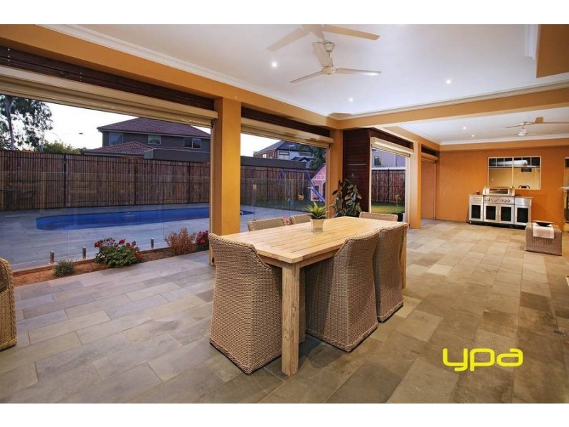 4 Rosslyn Cove, Caroline Springs VIC 3023