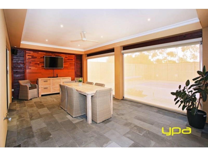 4 Rosslyn Cove, Caroline Springs VIC 3023