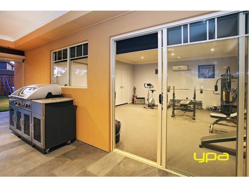 4 Rosslyn Cove, Caroline Springs VIC 3023