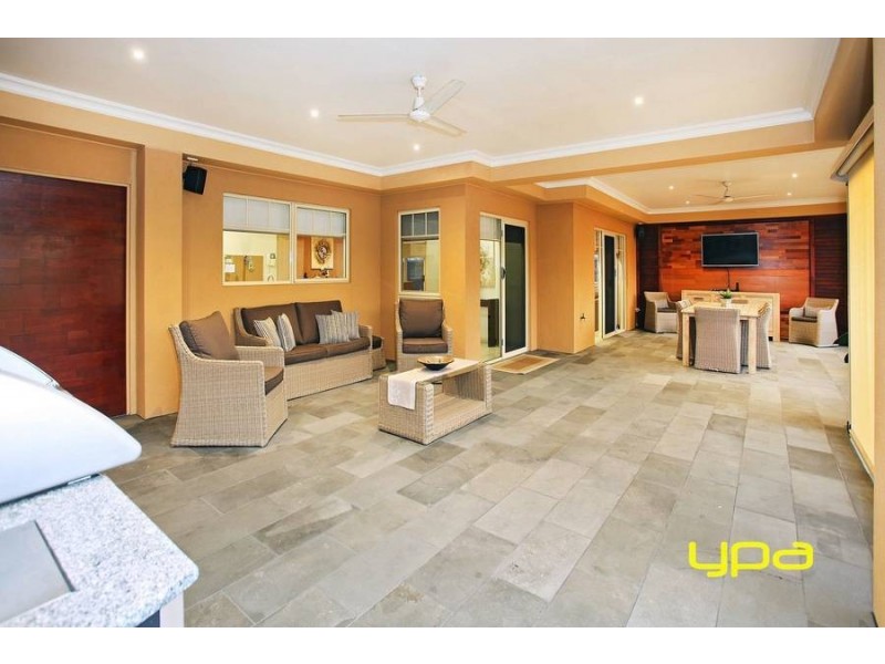 4 Rosslyn Cove, Caroline Springs VIC 3023