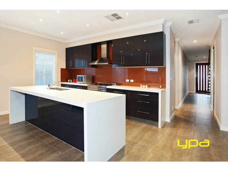 15 Beaconsfield Lane, Caroline Springs VIC 3023