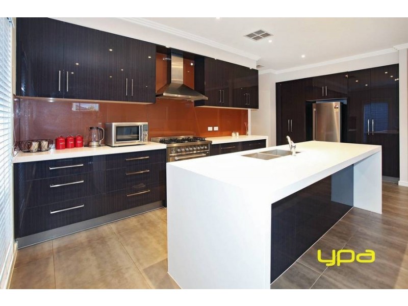 15 Beaconsfield Lane, Caroline Springs VIC 3023