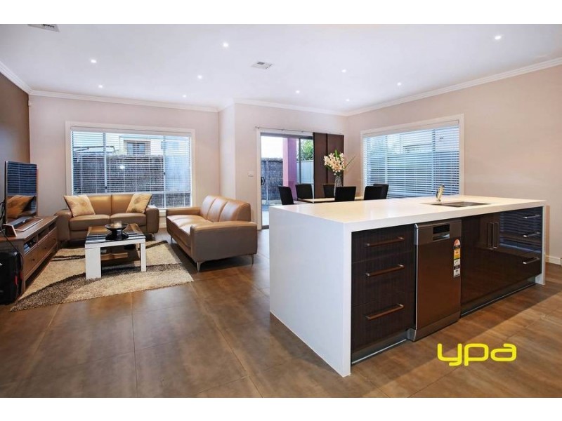 15 Beaconsfield Lane, Caroline Springs VIC 3023