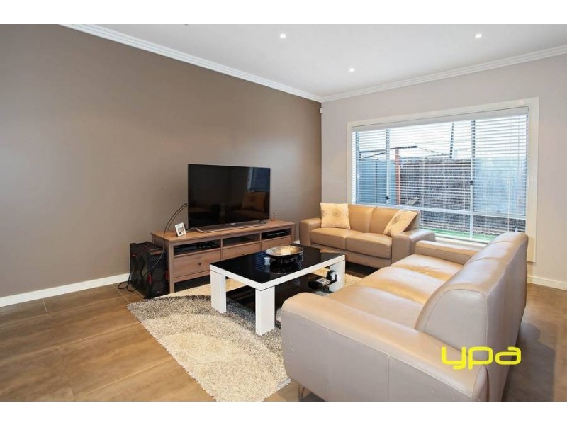 15 Beaconsfield Lane, Caroline Springs VIC 3023