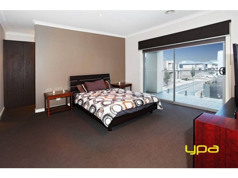 15 Beaconsfield Lane, Caroline Springs VIC 3023