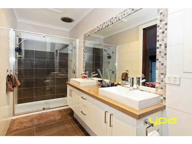 15 Beaconsfield Lane, Caroline Springs VIC 3023