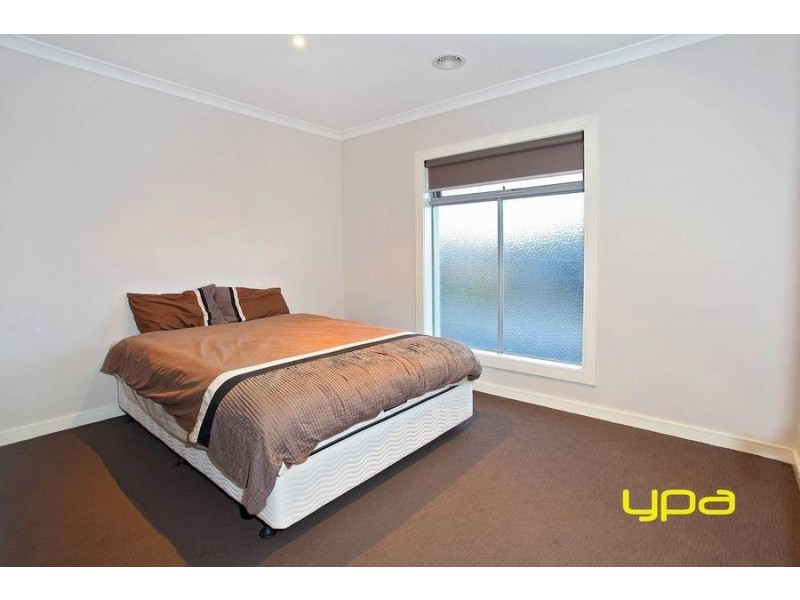 15 Beaconsfield Lane, Caroline Springs VIC 3023