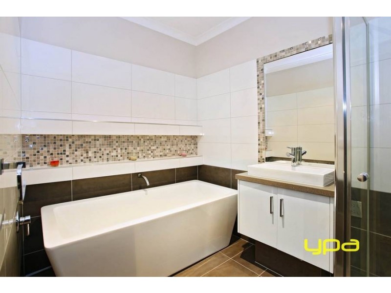 15 Beaconsfield Lane, Caroline Springs VIC 3023