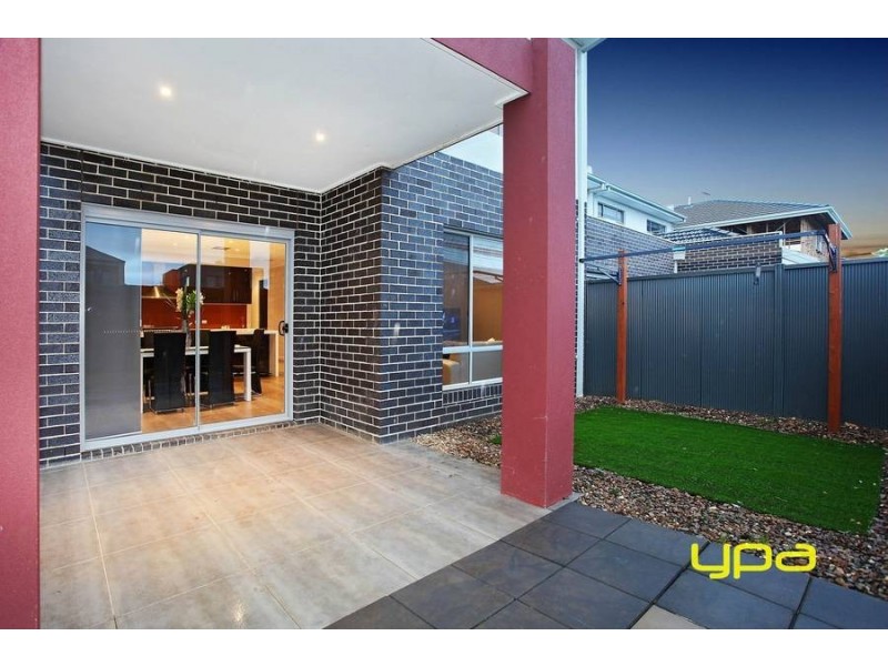 15 Beaconsfield Lane, Caroline Springs VIC 3023