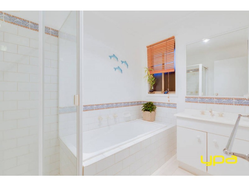 12 Flintoff Avenue, Burnside VIC 3023