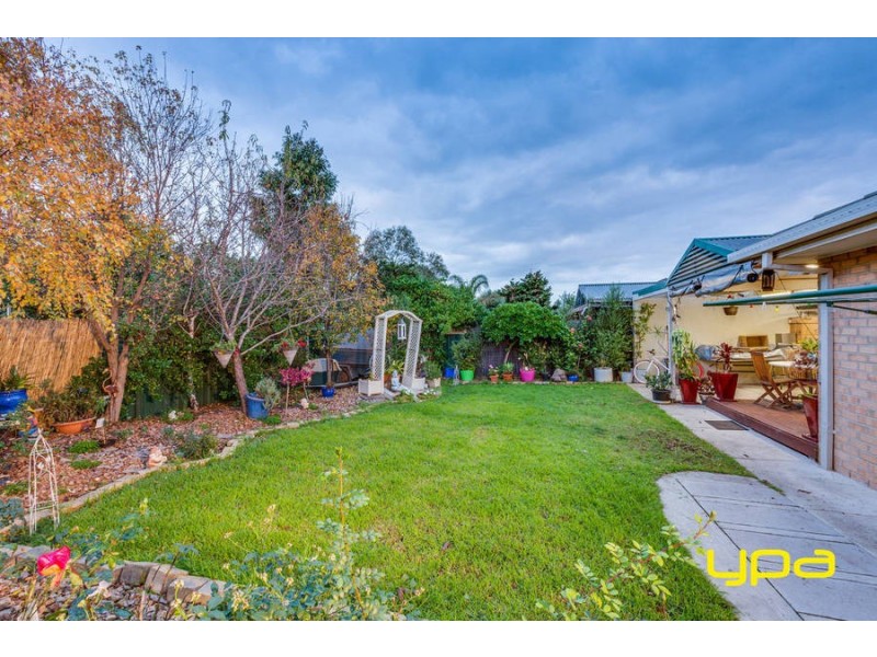 12 Flintoff Avenue, Burnside VIC 3023