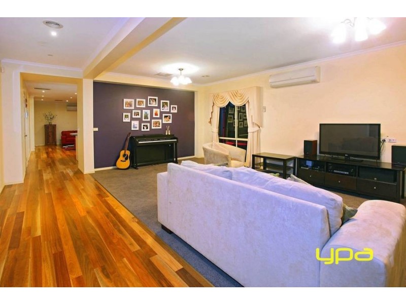 17 Pro Hart Way, Caroline Springs VIC 3023