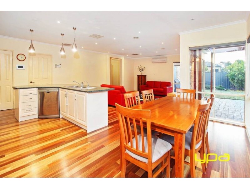 17 Pro Hart Way, Caroline Springs VIC 3023