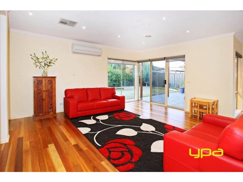 17 Pro Hart Way, Caroline Springs VIC 3023