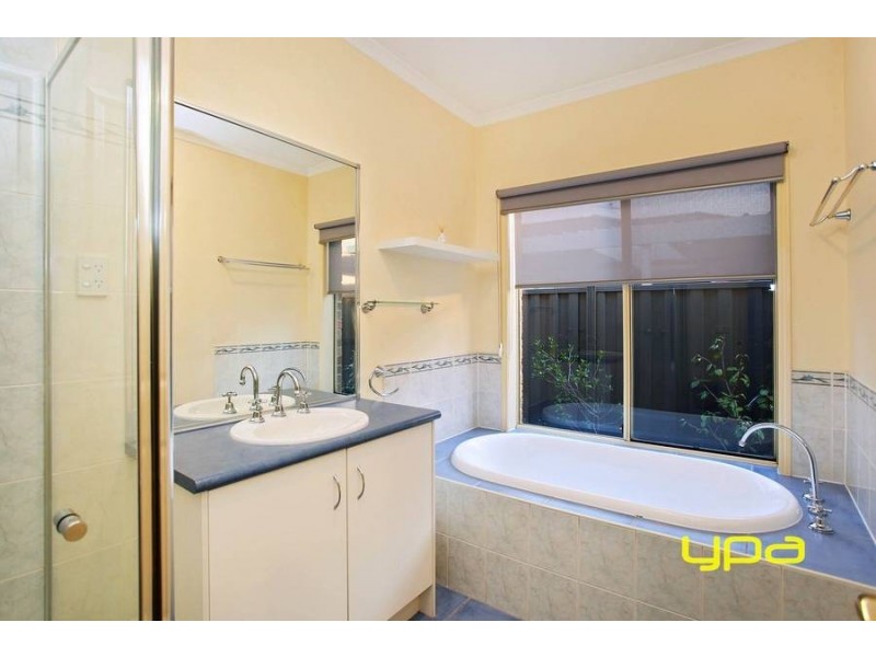 17 Pro Hart Way, Caroline Springs VIC 3023