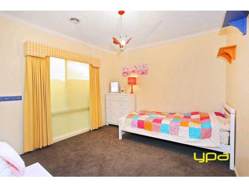 17 Pro Hart Way, Caroline Springs VIC 3023