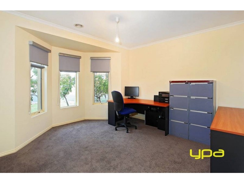 17 Pro Hart Way, Caroline Springs VIC 3023