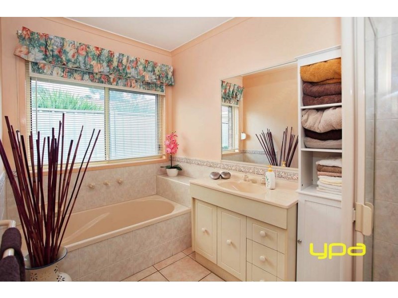 20 Sharrock Close, Caroline Springs VIC 3023