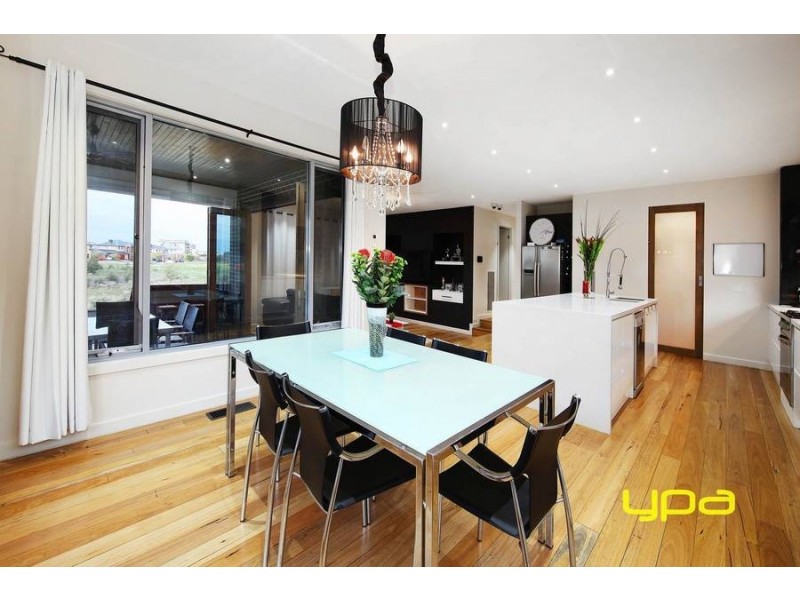 44 Rutherglen Way, Caroline Springs VIC 3023