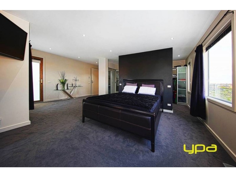 44 Rutherglen Way, Caroline Springs VIC 3023