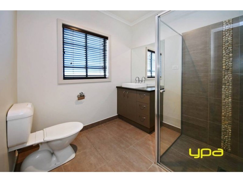 32 Jamieson Link, Caroline Springs VIC 3023