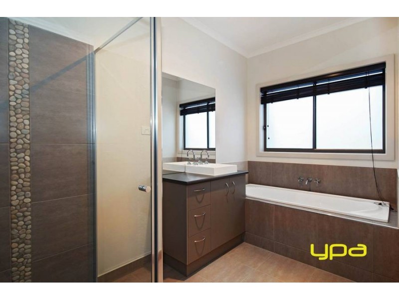 32 Jamieson Link, Caroline Springs VIC 3023