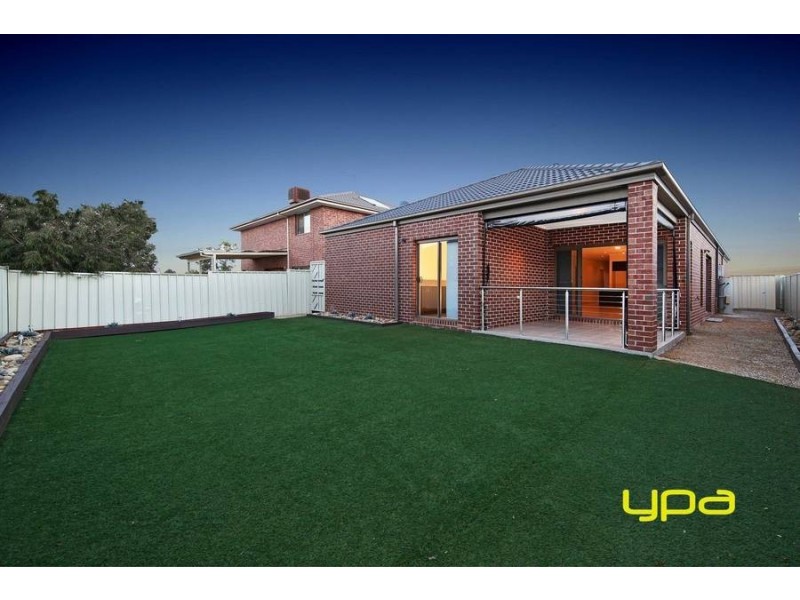 32 Jamieson Link, Caroline Springs VIC 3023