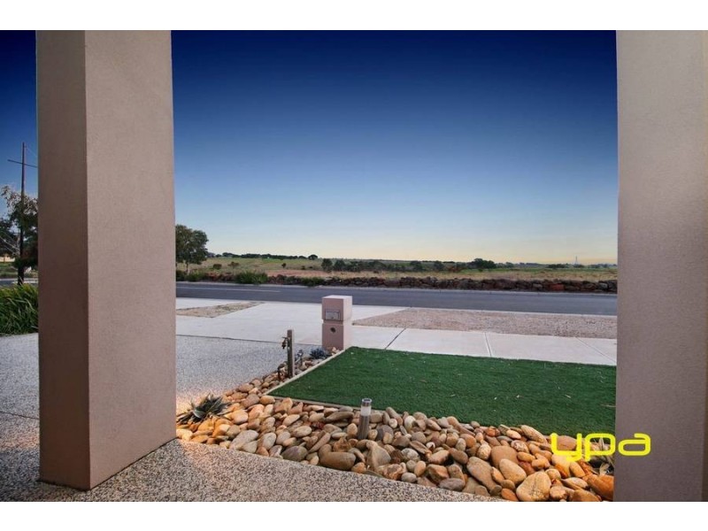 32 Jamieson Link, Caroline Springs VIC 3023