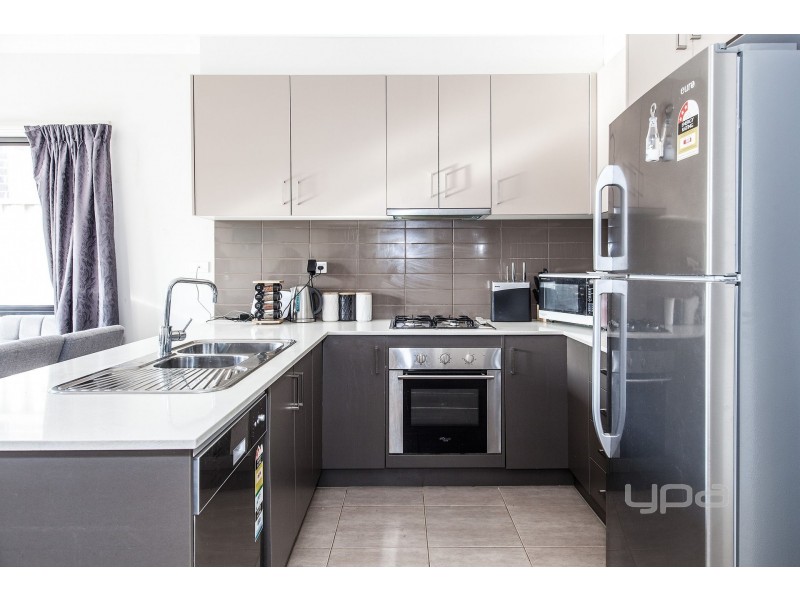 11/40 McCubbin Way, Caroline Springs VIC 3023